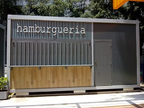 Foto da área externa de uma Hamburgueria – módulos acoplados lado a lado